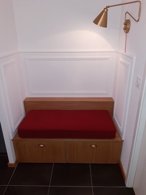 Alcôve avec panneautage en fond