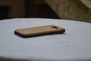 Dos de téléphone en bois