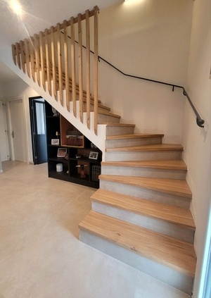 Habillage d’escalier. Chêne de Bourgogne.