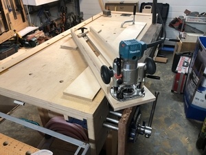 Un chariot à mouvement polaire pour dégauchir à la défonceuse