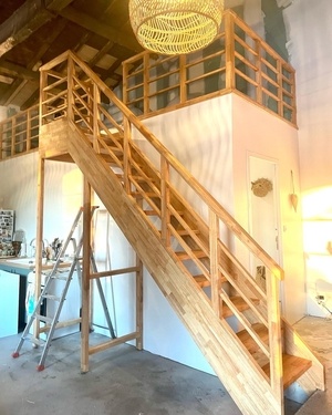 ESCALIER AVEC RAMBARDE EN HEVEA