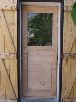 Une étroite porte en mélèze