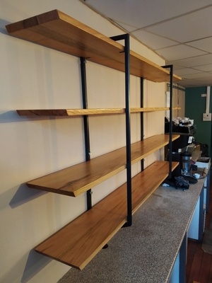 Etagères en chêne rouge