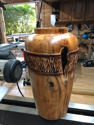 Grand vase tourné en if