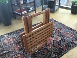 Une tablette pliante de salon en motif caillebotis