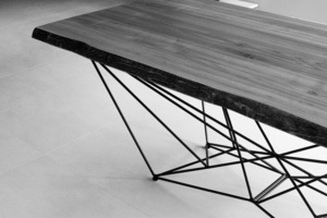 Fabrication d'une table en orme massif sur piètement "graphique"
