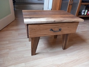 Une table de chevet