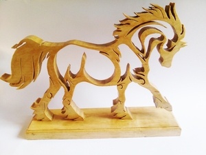 Cheval en bois chantourner