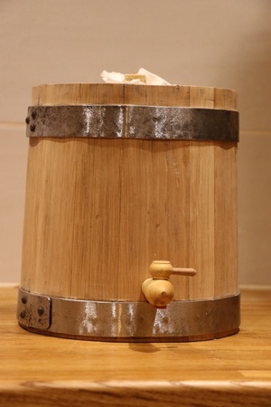 Vinaigrier a l'ancienne en bois de chauffage