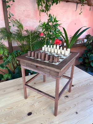 Table d'échecs avec ses pièces