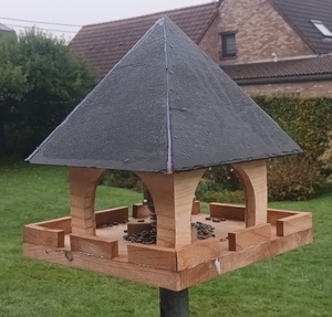 Mangeoire pour oiseaux en bois de récupération