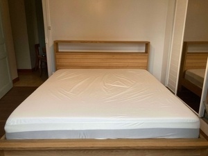 Un king size avec niche de rangement