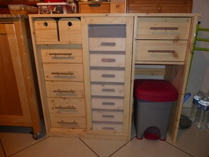 Meuble de cuisine avec tiroirs et clayettes