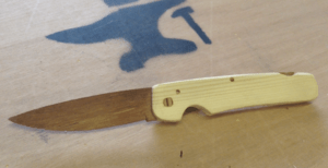 Un couteau de poche entièrement en bois