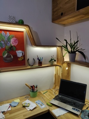 Étagères lumineuses de bois courbe