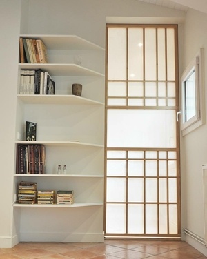 Cloison coulissante inspiration japonaise et bibliothèque