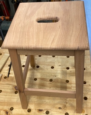 Tabouret d'atelier tout simple, en platane.