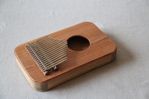 Petit piano à pouces appelé aussi Kalimba ou Sanza.