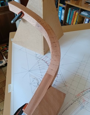 Main courante débillardée d'équerre à la normale