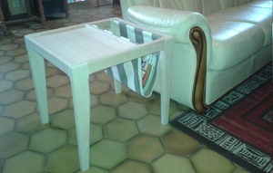 Petite table porte-revues