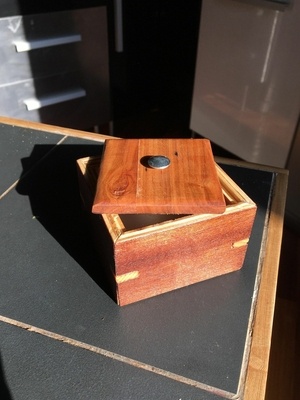 Petite boîte en chutes de CP replaqué + bout de planche (érable ?) pour le couvercle