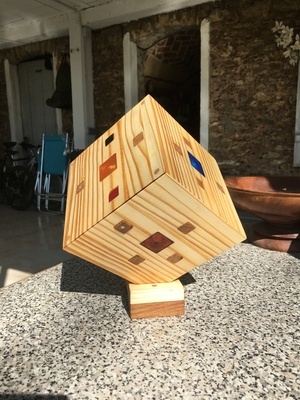 La boîte terminée, posée sur son support