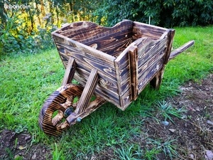 Brouette en bois brulé