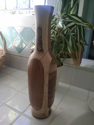 Un vase avec des chutes