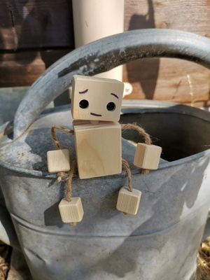 Petits robots en bois et ficelles