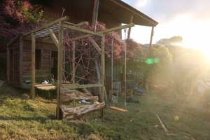 Une aire de jeu pour la cabane