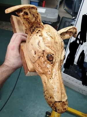 Sculpture d'une tête de galgo