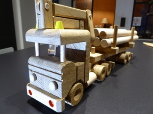 Des camions grumiers jouets