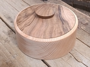 Boite en frêne et noyer