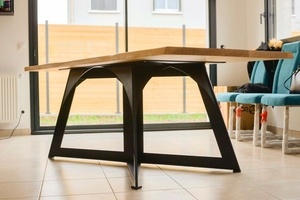 Table en hêtre et piètement découpe laser