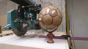Ballon de foot en bois de bout.