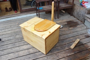 Des toilettes sur une terrasse