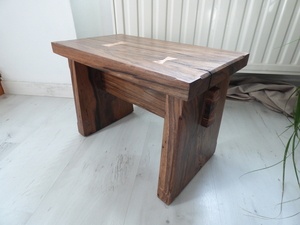 Tabouret en Noyer et loupe d'Orme
