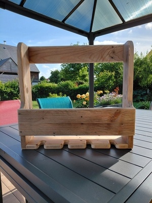 Une étagère a bouteilles et a verres