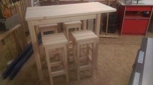 Table haute et ses tabourets