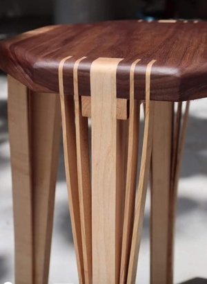 Tabouret en frêne et bois rouge
