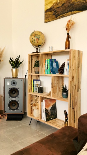Bibliothèque sur-mesure en bois surcyclé