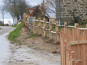 Barrière bocagère en châtaignier et clôture en douglas naturel