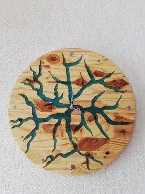 Horloge en pin et resine