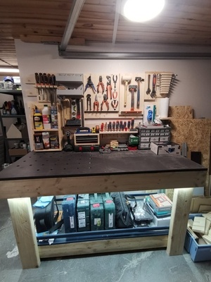 Un établi type MFT de 1,60m x 0,7m x 0,90m (hauteur) avec un mur en French Cleat