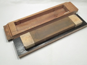 Boîte pour pierre à huile