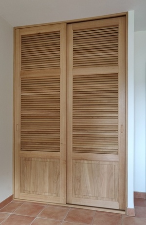 Placard en chêne ciré avec des portes persiennes coulissantes