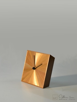 Horloge en noyer et marqueterie de paille