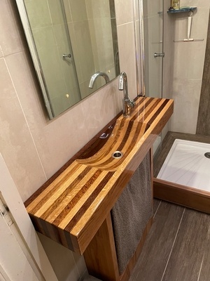 Lavabo en chêne.