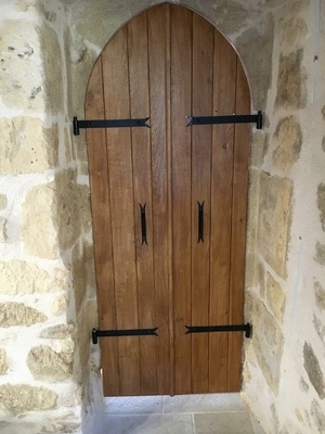 Porte intérieur deux battants  sous arche en pierres