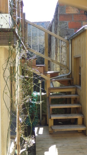 Escalier 1/4 tournant gauche  2016,  Structure en epicéa autoclave  Marches et limons en Pin Douglas